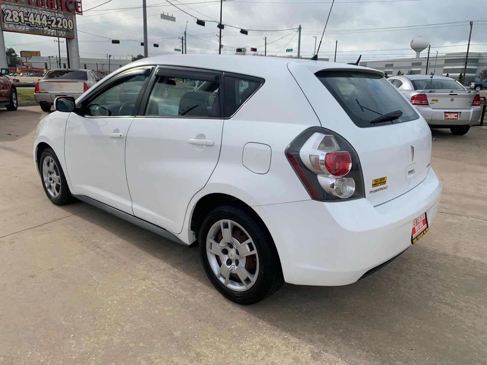 2009 white /black Pontiac Vibe 2.4L (5Y2SP67059Z) with an 2.4L L4 DOHC 16V engine, 4-Speed Automatic Overdrive transmission, located at 14700 Tomball Parkway 249, Houston, TX, 77086, (281) 444-2200, 29.928619, -95.504074 - Photo #4
